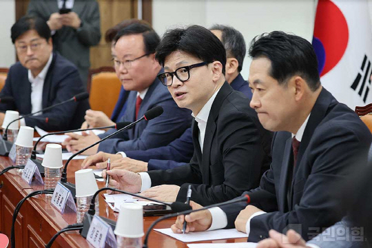 지난 9월30일 국회에서 열린 국민의힘 최고위원회의에서 한동훈(오른쪽 두번째) 당대표가 공개발언하고 있다.<국민의힘 홈페이지 사진>